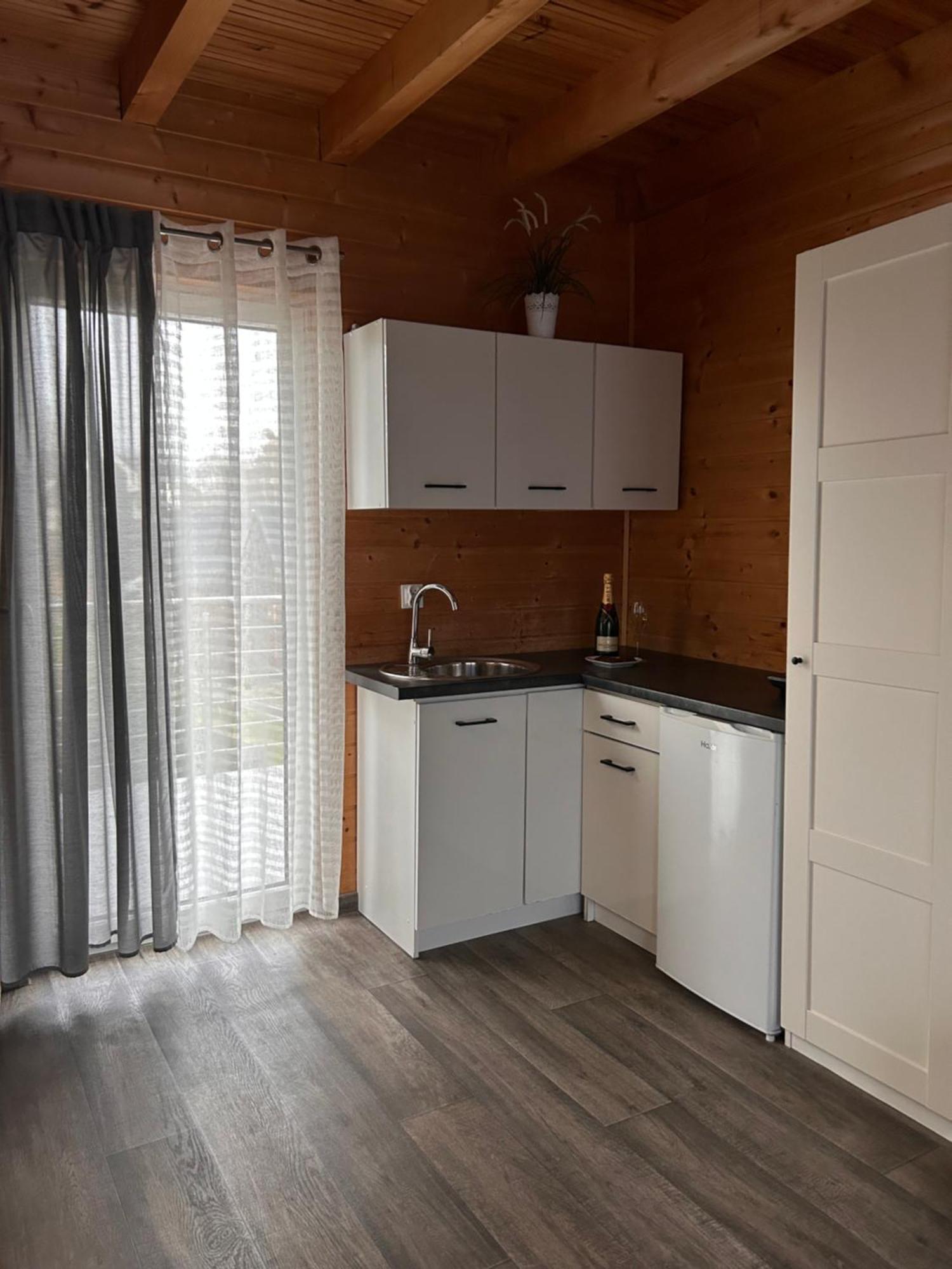 Resort Eden Domki, Apartamenty I Pokoje ยาสต์เชอเบีย กูรา ภายนอก รูปภาพ